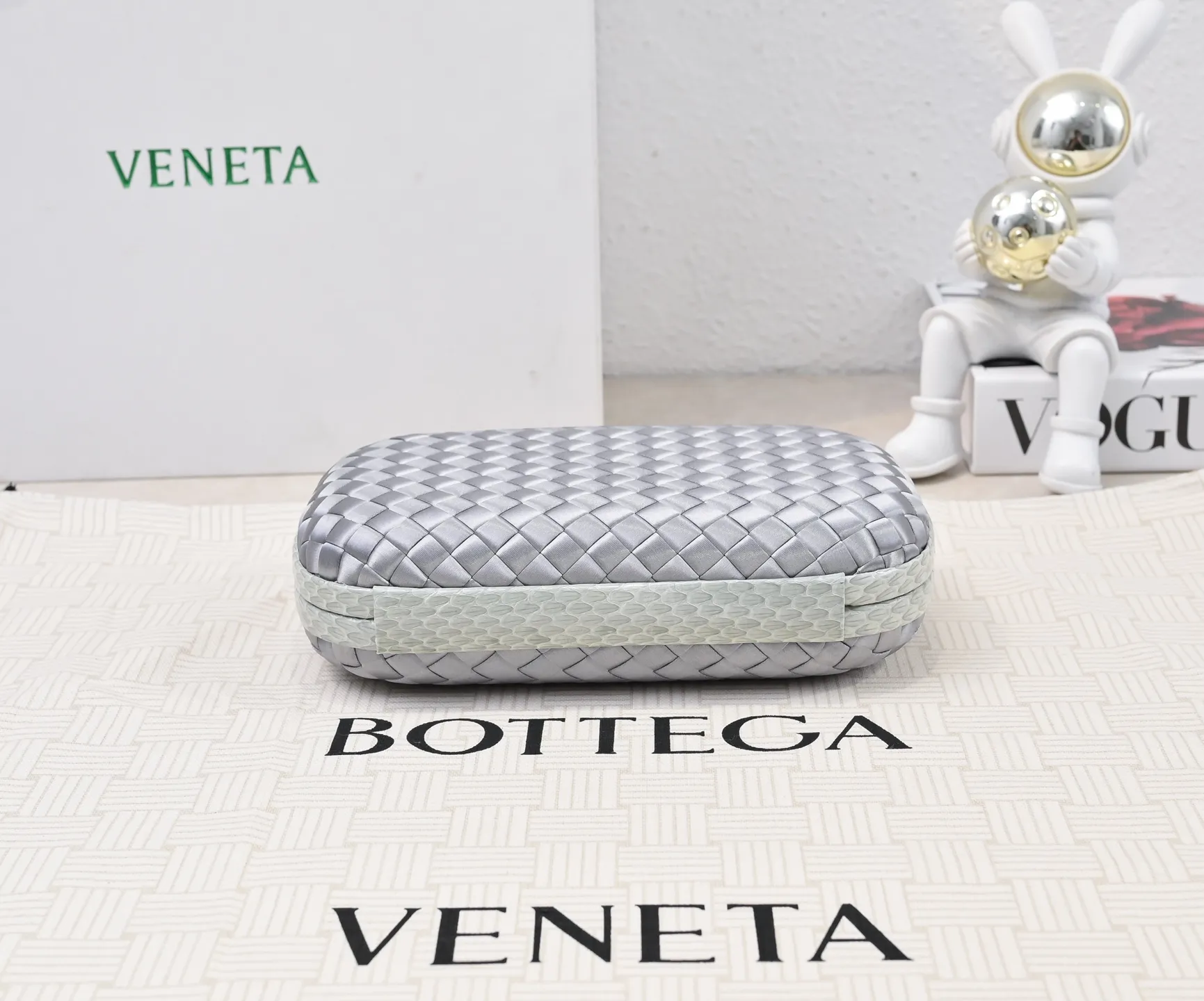 Batch 1460 #BV Knot woven evening bag series ~ Each bag reveals exquisite elegance💫Iconic classic silk weaving➕snake skin trimming with knot buckle, soft and delicate feel. The design is small and exquisite, low-key without logo, elegant and elegant. Paired with evening dress or cheongsam, it has the atmosphere of a famous and wealthy lady. Full of aura and invincible texture💃 Model: 7622 Dimensions: 20x12x5.5